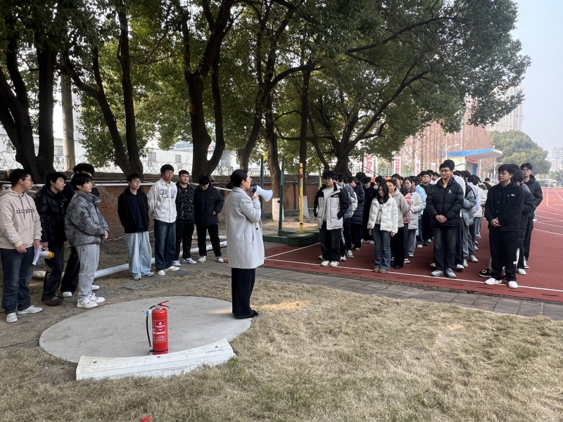 以“演”筑防 以“练”备战——动力工程系组织25级学生开展冬季消防培训暨灭火器实操活动